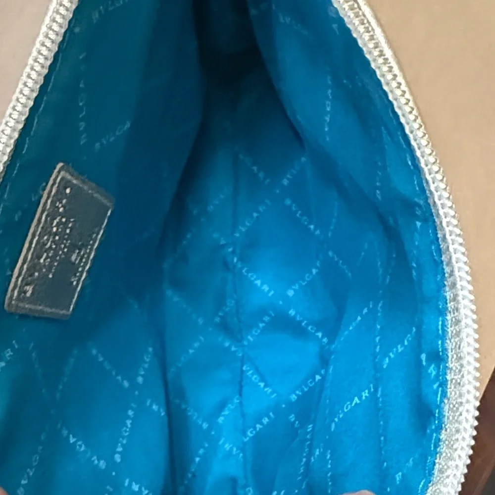 Bvlgari and Emirates Sand and Turquoise Amenity Bag. - Picture 4 of 8